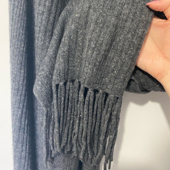Halogen Grey 100% Cashmere Scarf - Picture 2 of 3